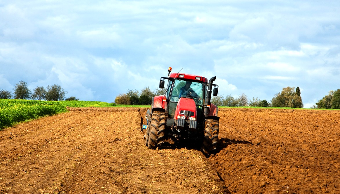 Аренда трактора для вспашки земли
